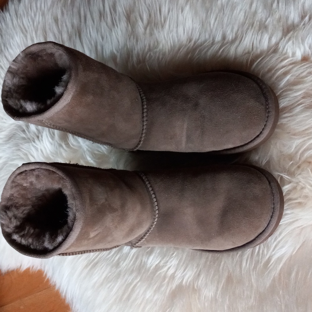 UGG Classic Short II sz 6